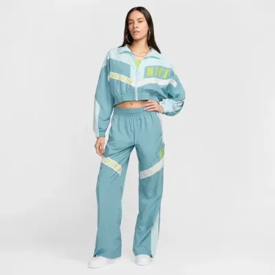 Veste Nike Sportswear Woven bleu ciel pour femme avec coupe cropped, fermeture zippée et design rétro colorblock HF5956-474
