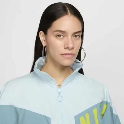 Veste Nike Sportswear Woven bleu ciel pour femme avec coupe cropped, fermeture zippée et design rétro colorblock HF5956-474