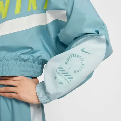 Veste Nike Sportswear Woven bleu ciel pour femme avec coupe cropped, fermeture zippée et design rétro colorblock HF5956-474
