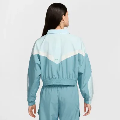 Veste Nike Sportswear Woven bleu ciel pour femme avec coupe cropped, fermeture zippée et design rétro colorblock HF5956-474