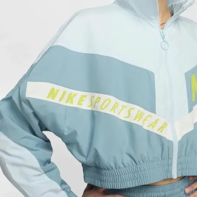 Veste Nike Sportswear Woven bleu ciel pour femme avec coupe cropped, fermeture zippée et design rétro colorblock HF5956-474