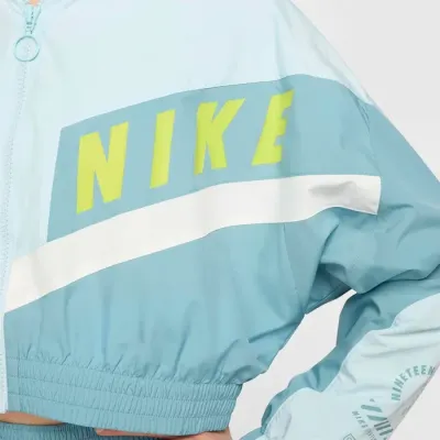 Veste Nike Sportswear Woven bleu ciel pour femme avec coupe cropped, fermeture zippée et design rétro colorblock HF5956-474