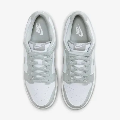Baskets Nike Dunk Low Retro blanches et gris clair pour homme avec silhouette emblématique et style lifestyle HF5441-105