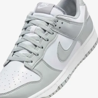Baskets Nike Dunk Low Retro blanches et gris clair pour homme avec silhouette emblématique et style lifestyle HF5441-105
