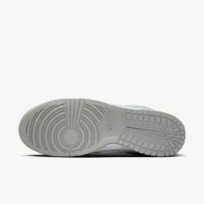 Baskets Nike Dunk Low Retro blanches et gris clair pour homme avec silhouette emblématique et style lifestyle HF5441-105