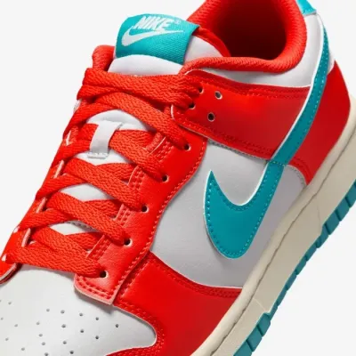 Baskets Nike Dunk Low Retro blanches avec empiècements rouge corail et logo Swoosh turquoise pour homme HF5441-601