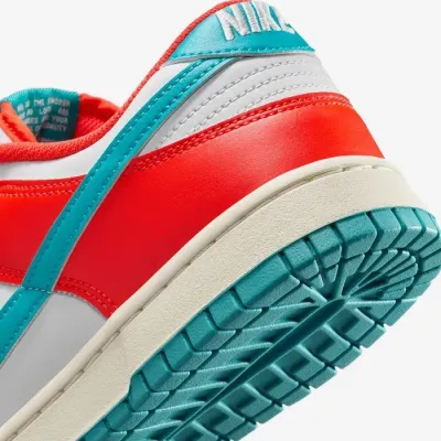 Baskets Nike Dunk Low Retro blanches avec empiècements rouge corail et logo Swoosh turquoise pour homme HF5441-601
