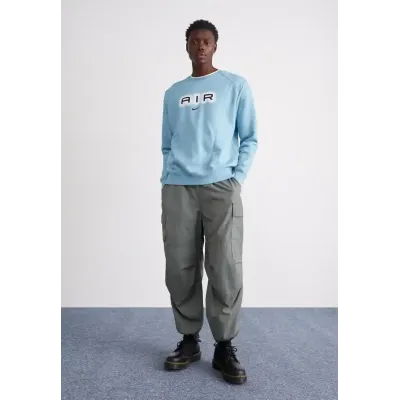 Sweat Nike Air Fleece Crew-Neck bleu ciel pour homme avec logo Air imprimé et coupe confortable lifestyle HM0177-464