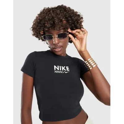Crop top Nike Sportswear noir pour femme avec logo Nike graphique et coupe courte ajustée streetwear HM4320-010