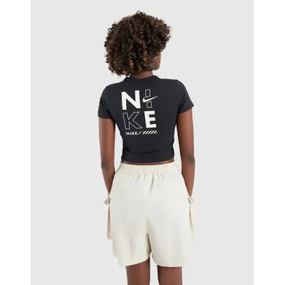 Crop top Nike Sportswear noir pour femme avec logo Nike graphique et coupe courte ajustée streetwear HM4320-010
