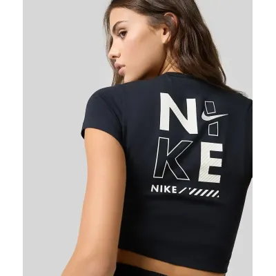 Crop top Nike Sportswear noir pour femme avec logo Nike graphique et coupe courte ajustée streetwear HM4320-010