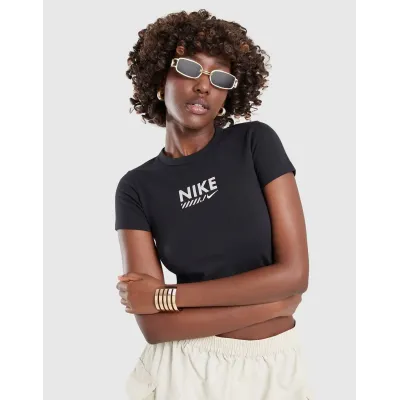 Crop top Nike Sportswear noir pour femme avec logo Nike graphique et coupe courte ajustée streetwear HM4320-010