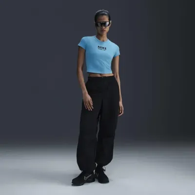 Crop top Nike Sportswear bleu turquoise pour femme avec logo Nike graphique et coupe courte ajustée streetwear HM4320-416