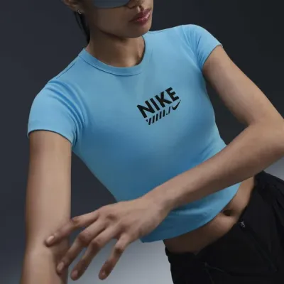 Crop top Nike Sportswear bleu turquoise pour femme avec logo Nike graphique et coupe courte ajustée streetwear HM4320-416