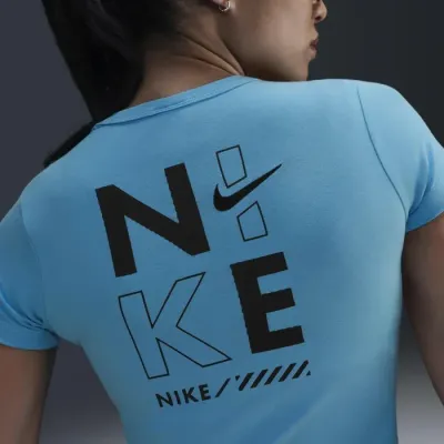 Crop top Nike Sportswear bleu turquoise pour femme avec logo Nike graphique et coupe courte ajustée streetwear HM4320-416