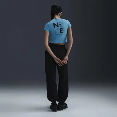 Crop top Nike Sportswear bleu turquoise pour femme avec logo Nike graphique et coupe courte ajustée streetwear HM4320-416