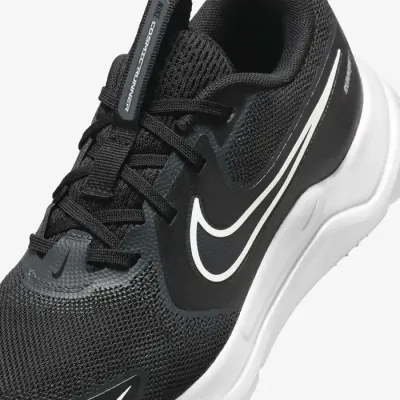 Chaussures de running Nike Cosmic Runner noires pour femme avec amorti confortable et design sportif moderne HM4402-003
