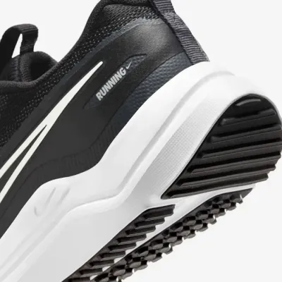 Chaussures de running Nike Cosmic Runner noires pour femme avec amorti confortable et design sportif moderne HM4402-003