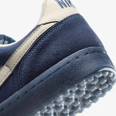 Nike Field General homme en daim bleu marine et écru référence IF0666-400