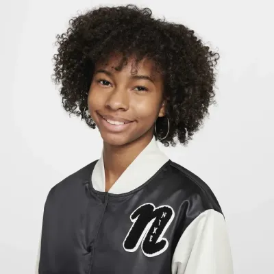 Nike Sportswear veste varsity satin bicolore patch logo N cursif fille noir crème FZ5563-010