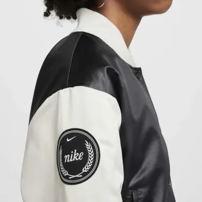 Nike Sportswear veste varsity satin bicolore patch logo N cursif fille noir crème FZ5563-010
