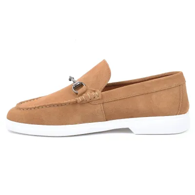 Mocassins homme Elito EL-2671-DTC en daim tabac avec mors métallique élégant et semelle blanche