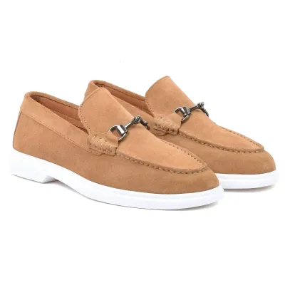 Mocassins homme Elito EL-2671-DTC en daim tabac avec mors métallique élégant et semelle blanche