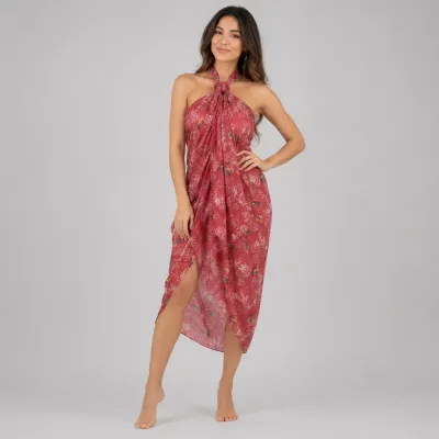 Paréo femme rouge imprimé floral 120x180 cm porté en robe de plage