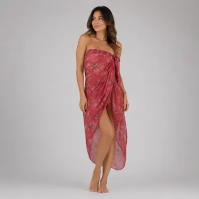 Paréo femme rouge imprimé floral 120x180 cm porté en robe de plage