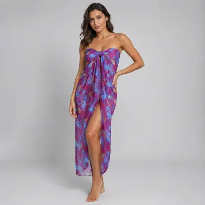 Paréo femme violet imprimé fuchsia et bleu 120x180 cm porté en robe de plage