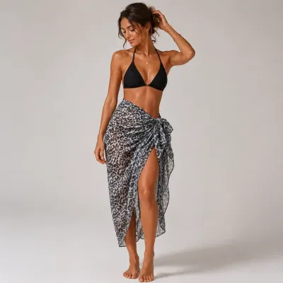 Paréo femme imprimé léopard gris 120 × 180 cm porté en robe de plage