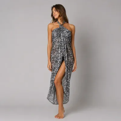 Paréo femme imprimé léopard gris 120 × 180 cm porté en robe de plage