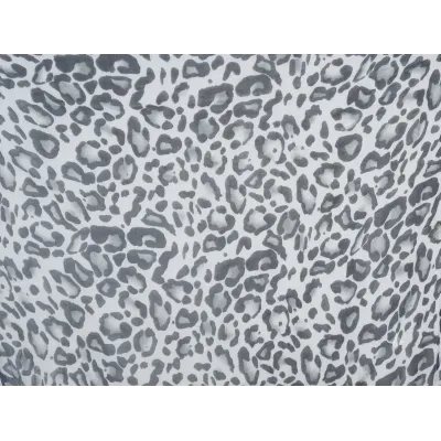 Paréo femme imprimé léopard gris 120 × 180 cm porté en robe de plage
