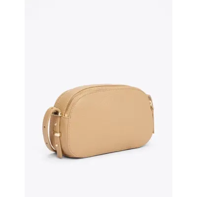 Sac bandoulière femme Tommy Hilfiger Textured Camera Bag Beige AW0AW16898-RBC avec finition grainée,