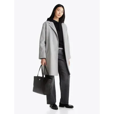 Cabas femme Tommy Hilfiger Soft Logo Tote Noir AW0AW16905-BDS avec finition grainée, fermeture zippée,