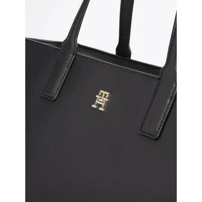 Cabas femme Tommy Hilfiger Soft Logo Tote Noir AW0AW16905-BDS avec finition grainée, fermeture zippée,