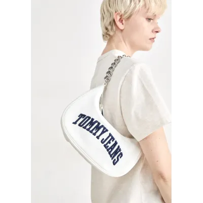 Sac à bandoulière femme Tommy Jeans Iconic Shoulder Bag With Chain Blanc AW0AW16983-YBL en polyester
