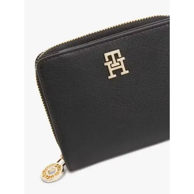 Portefeuille femme Tommy Hilfiger Monogram Plaque Wallet Noir AW0AW17473-BDS en 100 % polyuréthane