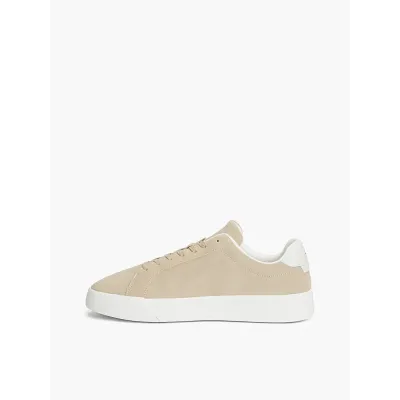 Baskets Tommy Hilfiger Court Better Suede beiges pour homme - FM0FM05459-RBT