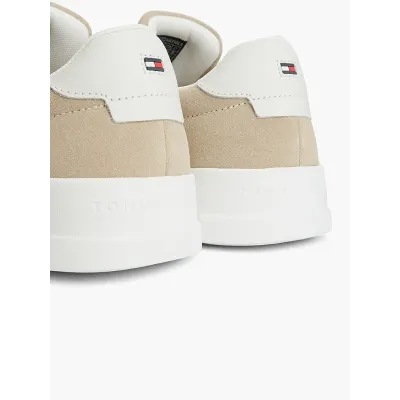 Baskets Tommy Hilfiger Court Better Suede beiges pour homme - FM0FM05459-RBT