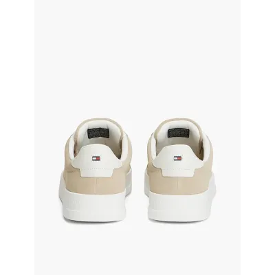 Baskets Tommy Hilfiger Court Better Suede beiges pour homme - FM0FM05459-RBT
