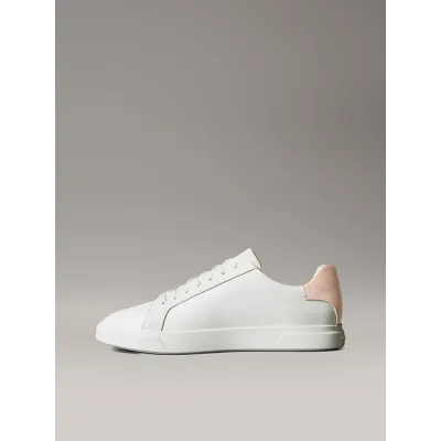 Baskets Calvin Klein Low Pro Cups Leather Monogram blanches et rose poudré pour femme - HW0HW02823-061