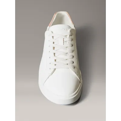 Baskets Calvin Klein Low Pro Cups Leather Monogram blanches et rose poudré pour femme - HW0HW02823-061