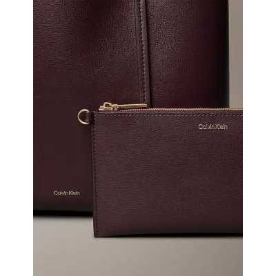 Sac cabas Calvin Klein Foil Logo Small Tote bordeaux avec pochette amovible pour femme - LV04F3275G-33A