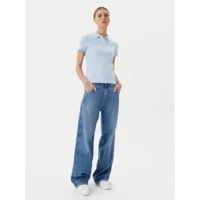 Polo femme Tommy Jeans Slim Essential Polo Bleu DW0DW20160-C3Q en 97 % coton et 3 % élasthanne avec coupe Slim Fit.