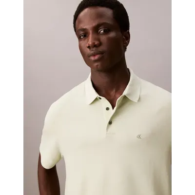 Polo Calvin Klein Supima écru à manches courtes avec logo brodé sur la poitrine, référence LV04LB276G-PWM