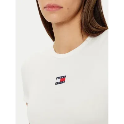 T-shirt femme Tommy Jeans Slim Badge Ribbed T-Shirt Blanc DW0DW20463-YBL en coton stretch côtelé avec coupe Slim Fit