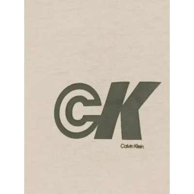 T-shirt enfant Calvin Klein Logo Blanc Cassé IB0IB02544-PGB en coton régénératif avec col rond.