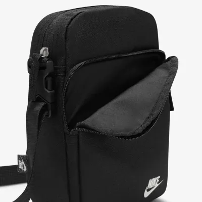 Nike Heritage DB0456-010 sac cross-body noir 4L avec bandoulière réglable et poches zippées