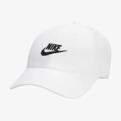 Casquette Nike Club Futura FB5368-100 blanche en coton avec logo Nike brodé et fermeture réglable